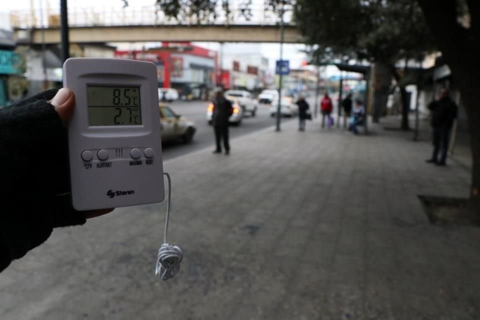 El frío paralizó al comercio en el Centro de Monterrey.