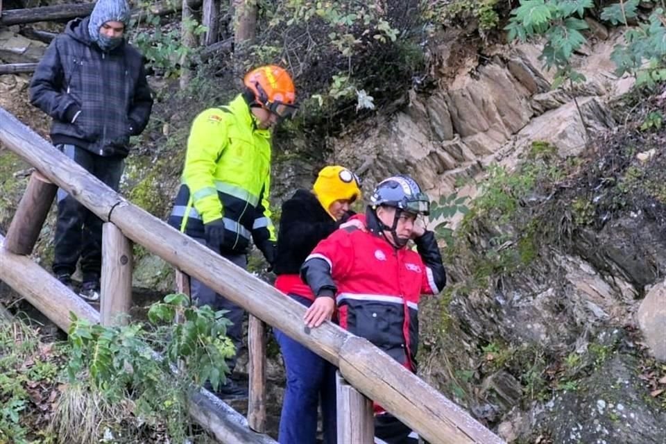 Una mujer pierde pisada y cae en un barranco, en el Parque Chipinque, luego de asistir en busca de tomarse fotografías por el frío.