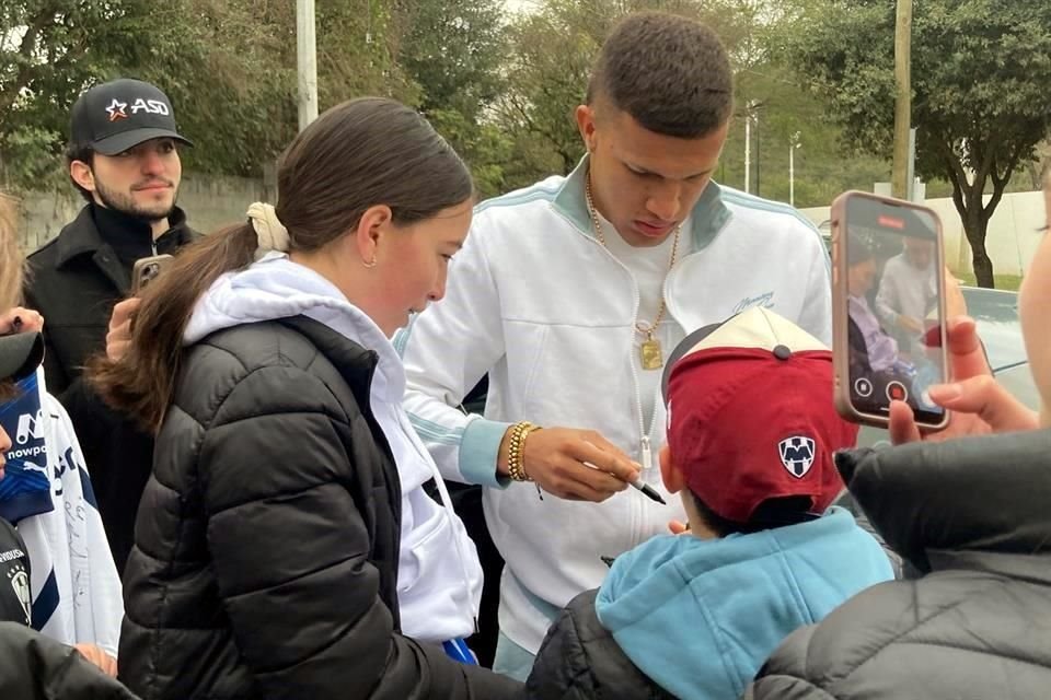 Nelson Deossa atendió amablemente a algunos aficionados tras la práctica, pese a las bajas temperaturas.