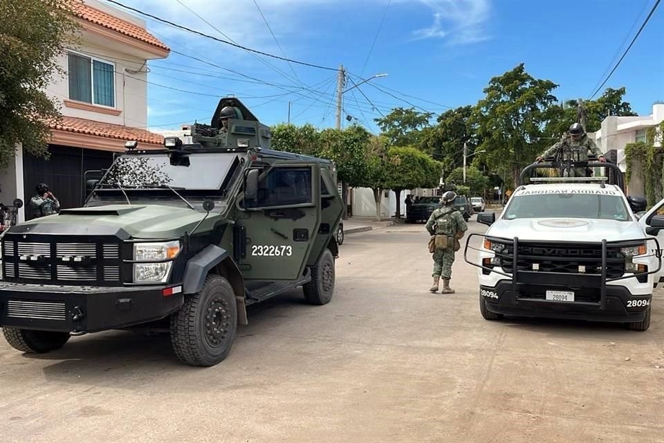 Tras un enfrentamiento armado en Culiacán, Sinaloa, se aseguraron un inmueble, armas y equipo de videovigilancia usado por el narco para evadir patrulas y operativos.