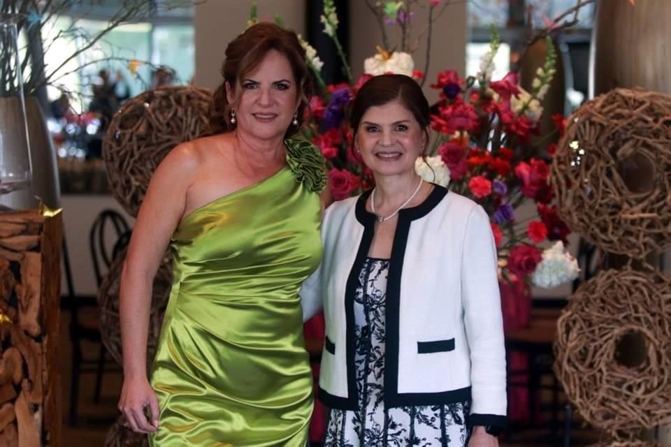 Silvia Peña de García y Lourdes Ávila de Saunders