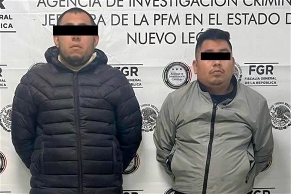 A Santiago y Orlando, como fueron identificados los detenidos, los policías les aseguraron un auto Taurus con placas colgadas.