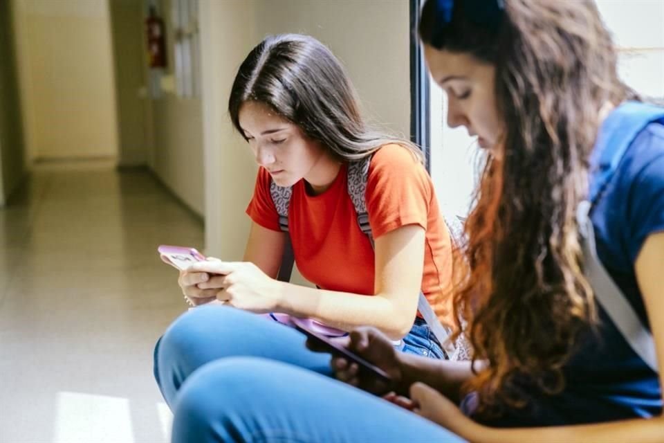 Al menos ocho estados de EU han promulgado medidas que restringen el uso de celulares en los planteles educativos.