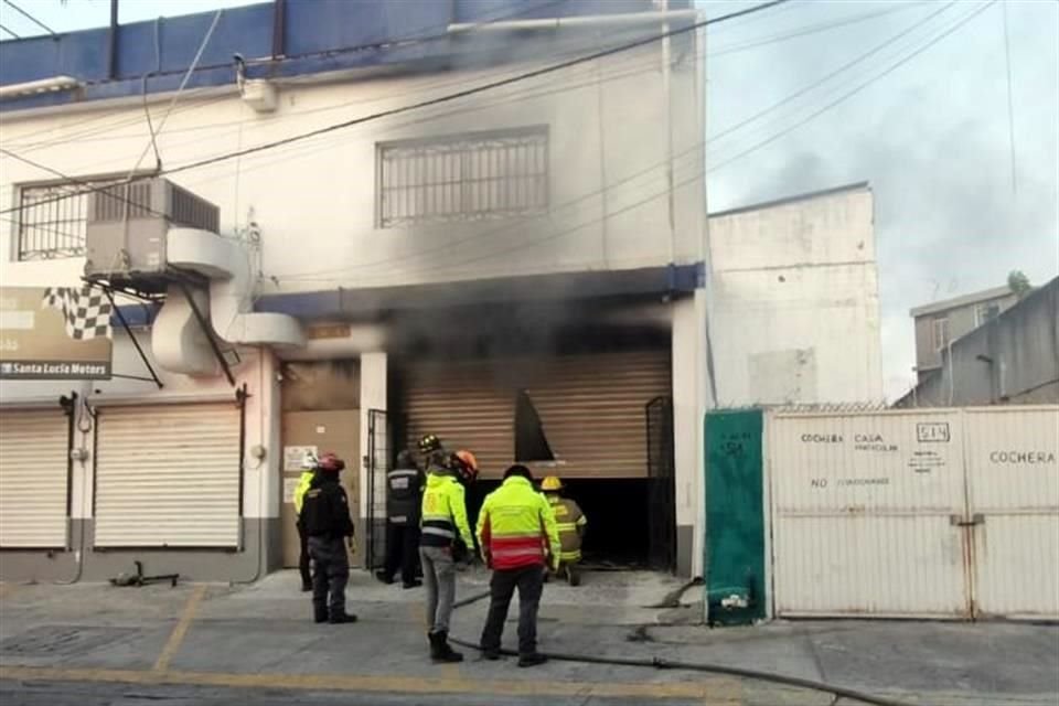 El siniestro fue reportado en una bodega de la calle Héroes del 47, casi esquina con Florencio Antillón, en el Centro.