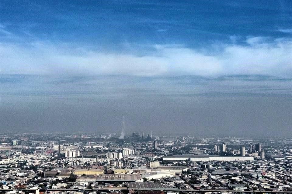 La contaminación se refleja a través de una capa gris a baja altura en esas zonas.