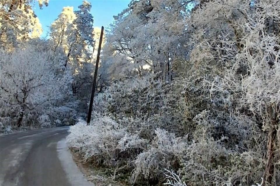 La Carretera a Laguna de Sánchez fue cerrada por la presencia de hielo.