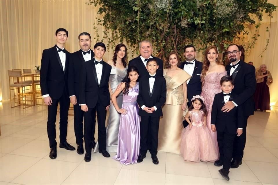 Raymundo Flores y Carmen Elizondo de Flores con sus hijos, hijos políticos y nietos