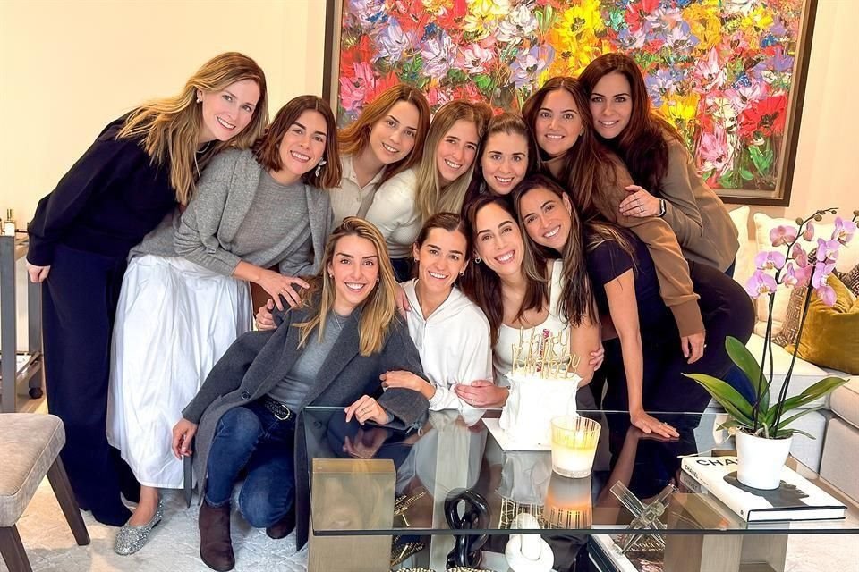 Paulina Andrade, Teresa Saro, Fernanda Miguel, Regina Hauser, Geris Páez, Mariana Martínez, Lorena Martínez, María Villarreal, Caro, Richardson, la festejada y Fernanda Sada