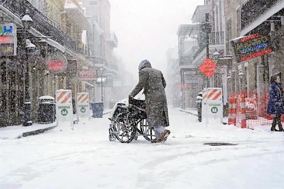 Una inusual nevada se registró esta semana en el sureste de Texas, en Lousiana (la foto es de Bourbon Street, en New Orleans), pero también en Mississippi, Alabama y el norte de Florida.