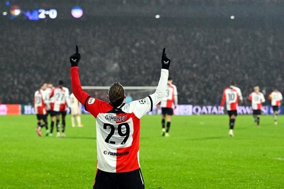 Santiago Giménez fue la gran figura de la noche al anotar doblete ante el Bayern Múnich.