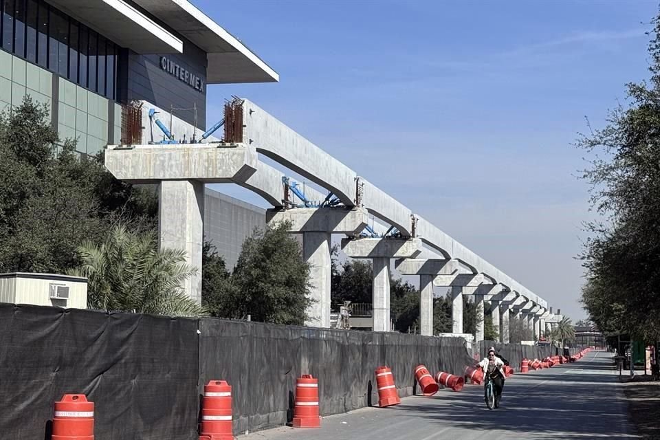 El atraso que enfrenta la construcción de la Línea 6 del Metro dentro del Parque  Fundidora está afectando al organismo operador del espacio recreativo.