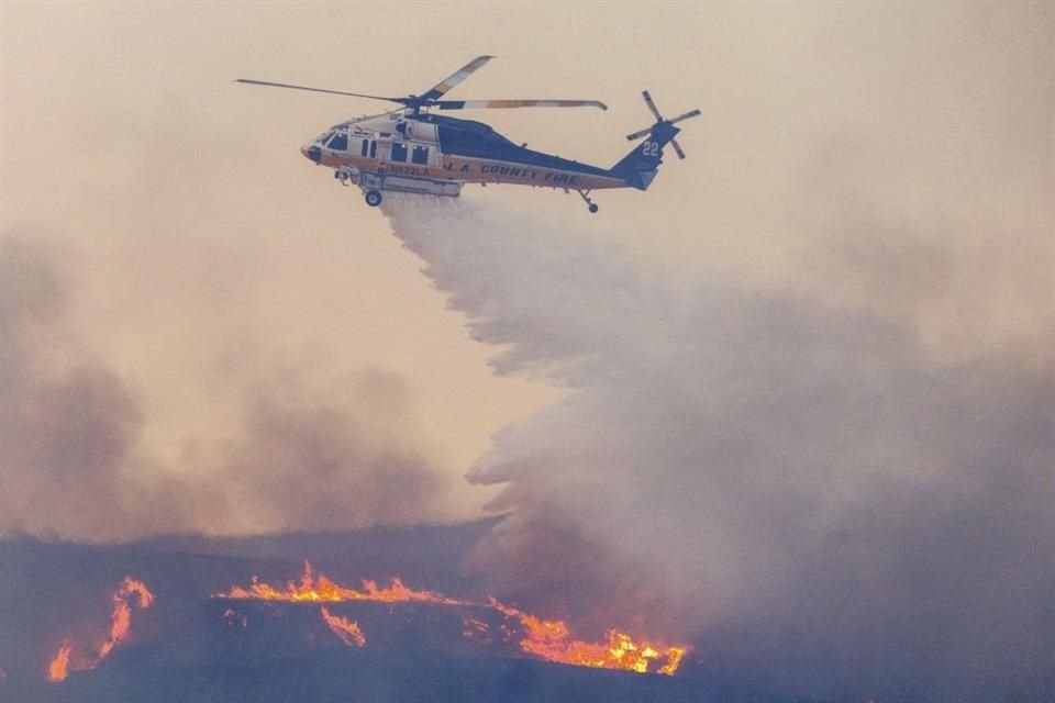 Un helicóptero tira agua en un incendio en California, el 22 de enero del 2025.