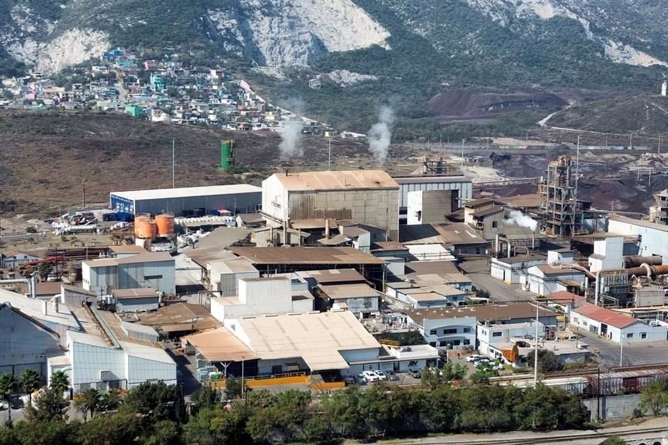 La planta mantuvo actividad, con trabajadores entrando y saliendo, y con chimeneas encendidas, tal y como ha ocurrido tras clausurarle la Profepa.