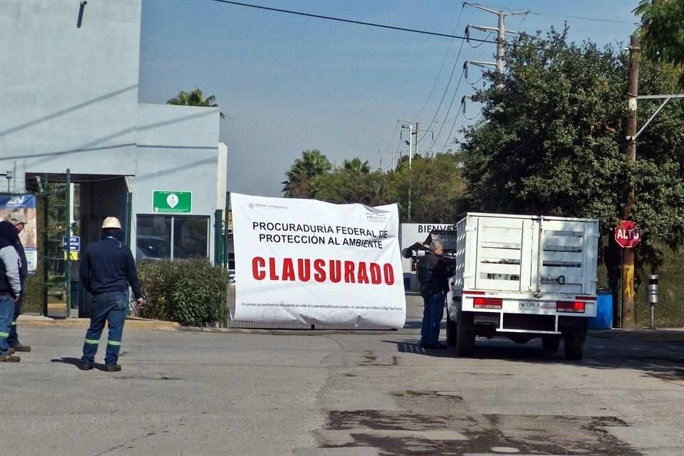 La planta mantuvo actividad, con trabajadores entrando y saliendo, y con chimeneas encendidas, tal y como ha ocurrido tras clausurarle la Profepa.