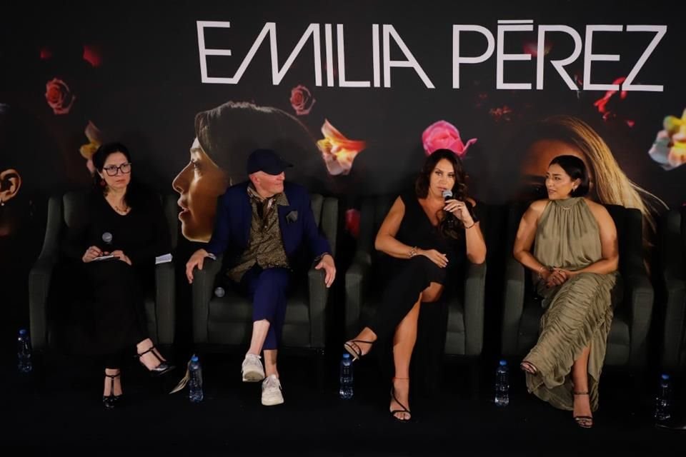 'Emilia Pérez' la película narra la vida de un poderoso capo de la droga mexicano que, tras años de persecución y violencia, decide dejar atrás su pasado para vivir como mujer trans.