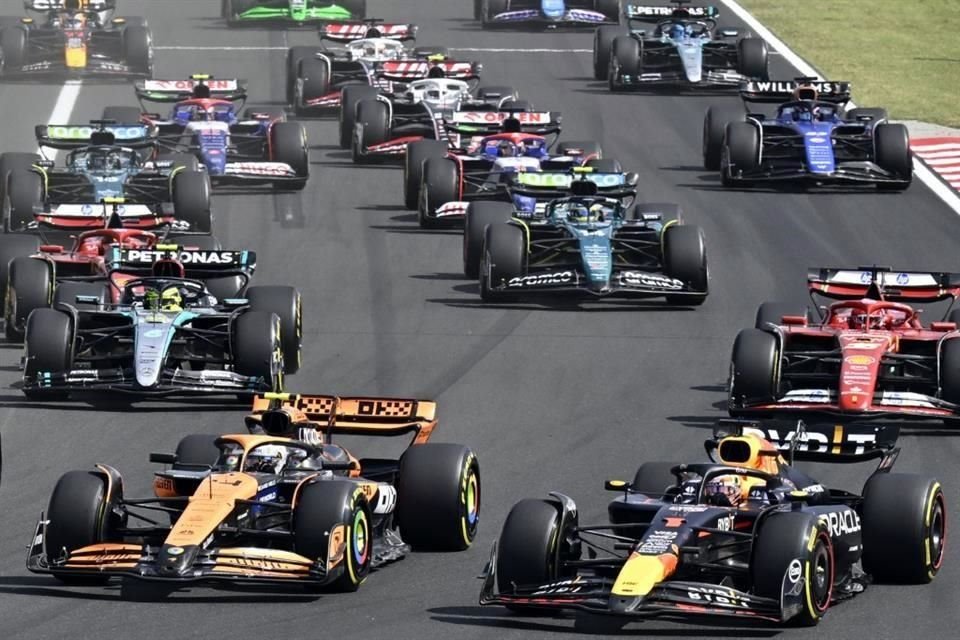 Pilotos con sus monoplazas de Fórmula Uno parten en la carrera del Gran Premio de Hungría, hace unos meses.