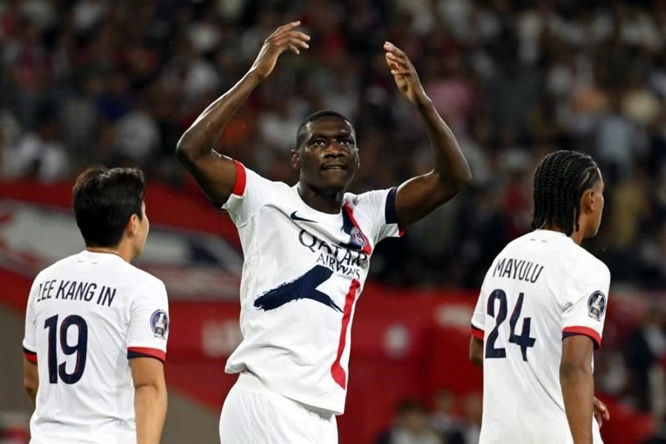 Randal Kolo Muani celebra tras anotar un gol ante el Lille, en la liga francesa.