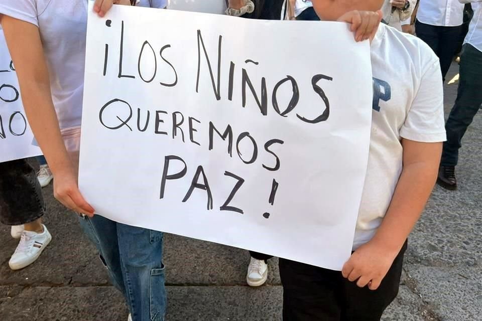 Hombres armados mataron a dos niños al intentar quitarle el coche a su padre.