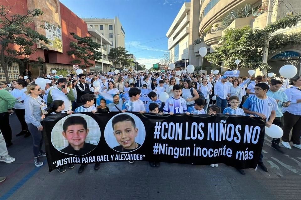 Niños se sumaron a la protesta por la muerte de Gael y Alexander.