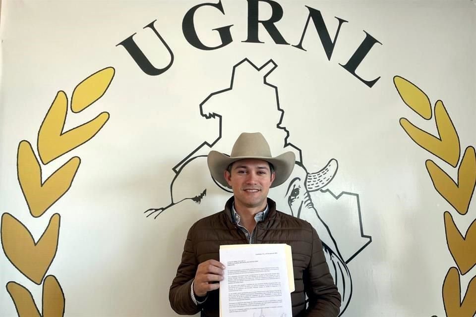 Víctor Gutiérrez acudió a las oficinas de la Unión, ubicadas dentro de la Expo Guadalupe, para presentar su solicitud formal de participar en la elección.