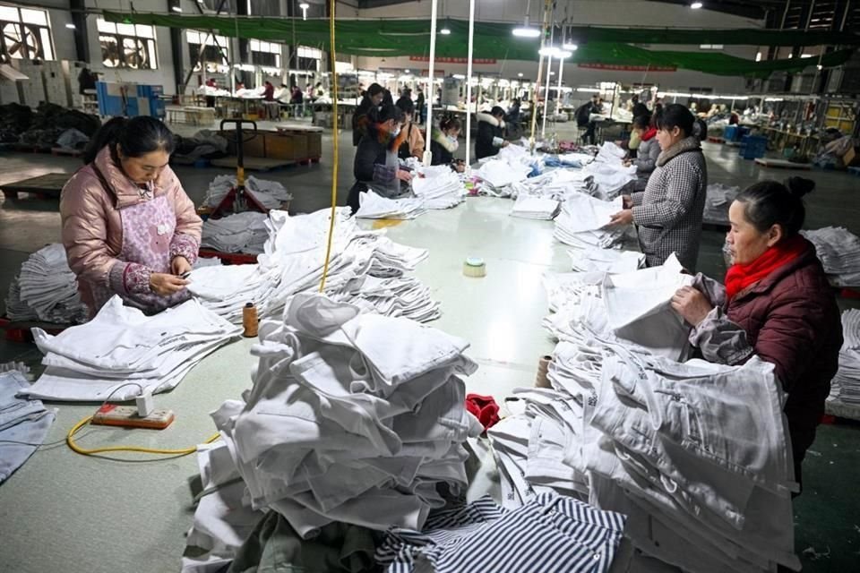 Una proporción récord de empresas estadounidenses en China están acelerando sus planes de reubicar la fabricación o el abastecimiento, según una encuesta empresarial.