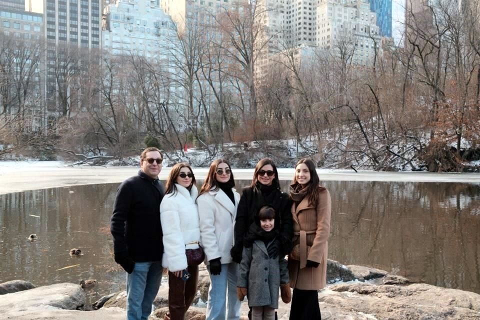 Edmundo Almaguer, Natalia Almaguer, Silvana Almaguer, Mónica Escamilla de Almaguer, Ana Cecilia Almaguer y Constanza Almaguer, en New York