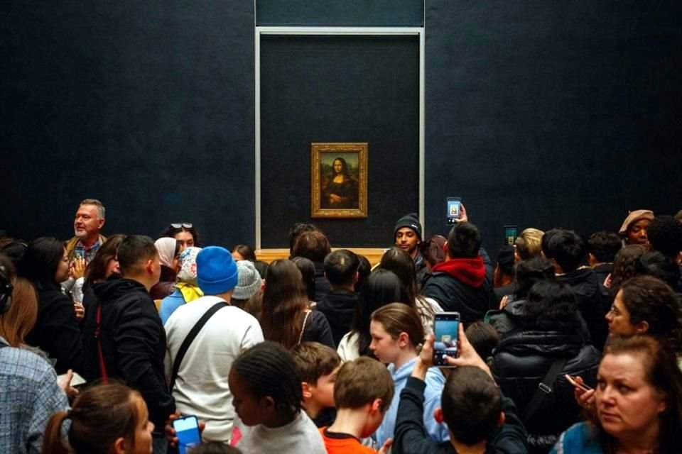 Solo la sala que alberga 'La Gioconda', pintada por Leonardo da Vinci, es visitada cada día por unas 20 mil personas en el recinto parisino.