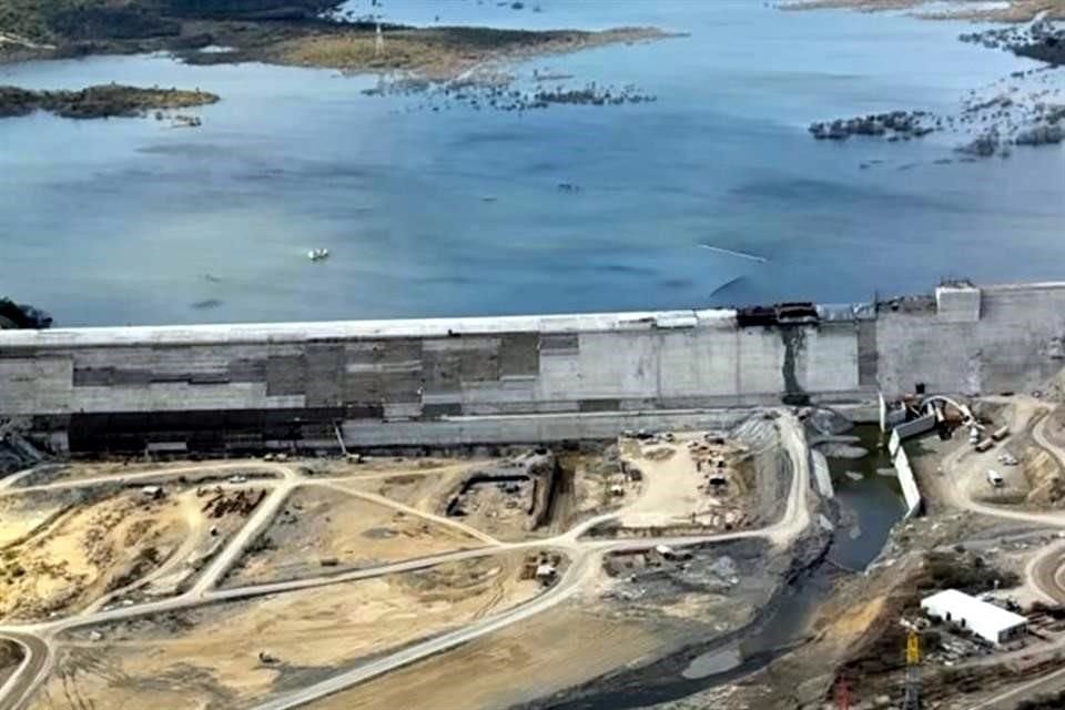 Acorde al Gobernador Samuel García, hoy se concluyó la construcción de la cortina de la presa.