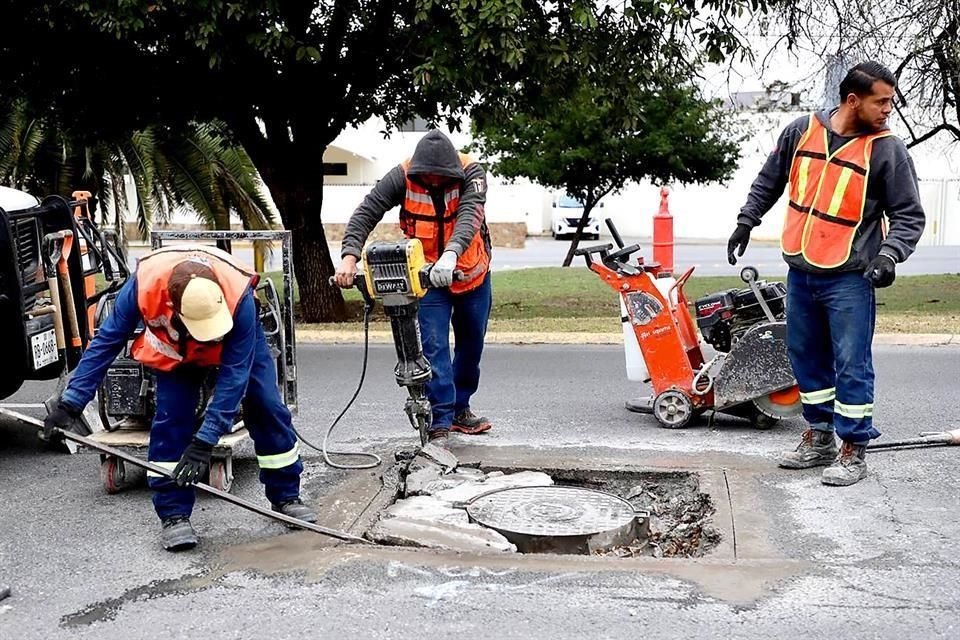 Servicios Públicos colocará concreto nuevo en los pozps de registro dañados.