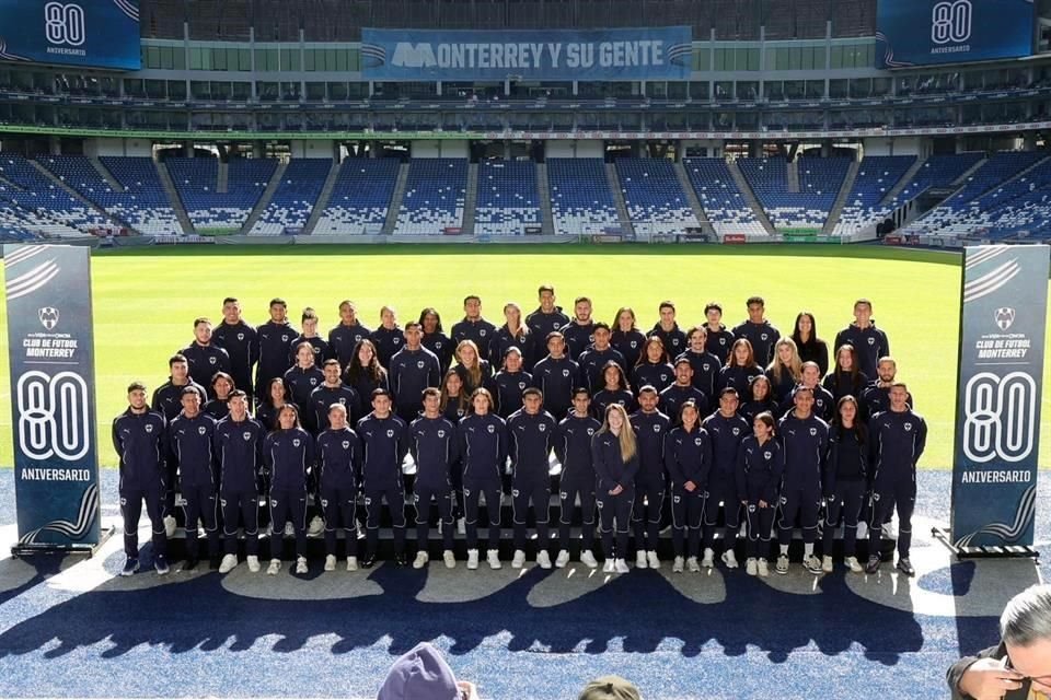 Rayados y Rayadas se tomaron la foto en el Estadio Monterrey.