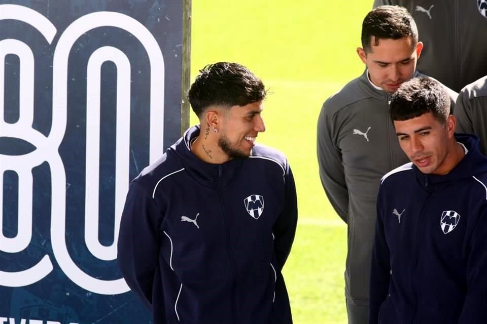 Rayados y Rayadas se tomaron la foto en el Estadio Monterrey.