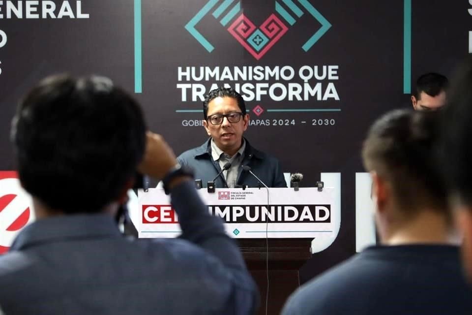 Jorge Luis Llaven Abarca, Fiscal General de Chiapas, informó que un ex policía de la Fiscalía General estatal dirigía la banda de extorsionadores.