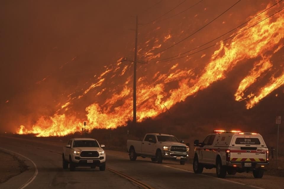 Bomberos monitorean las llamas del incendio Hughes en California, el 22 de enero del 2025.