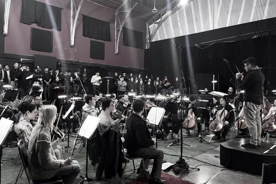 Los músicos y cantantes durante el ensayo del concierto 'Anita', que se presentará mañana.