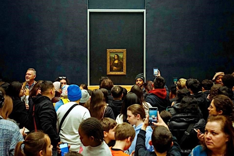 'La Gioconda', de Da Vinci, en su sala en Louvre.