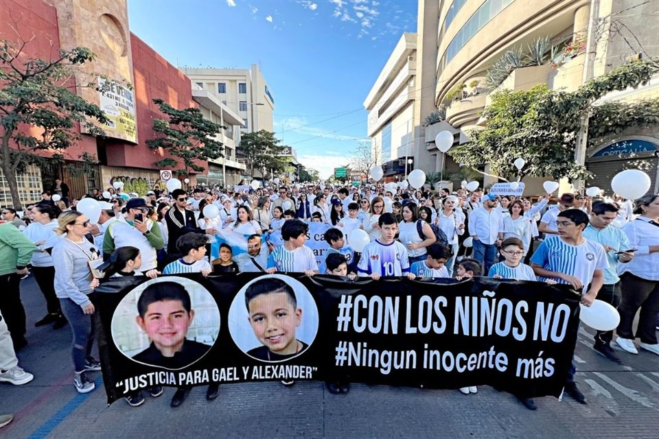 El asesinato de dos niños movió fibras entre sinaloenses, quienes marcharon por Culiacán al grito de 'fuera Rocha', tras meses de violencia.