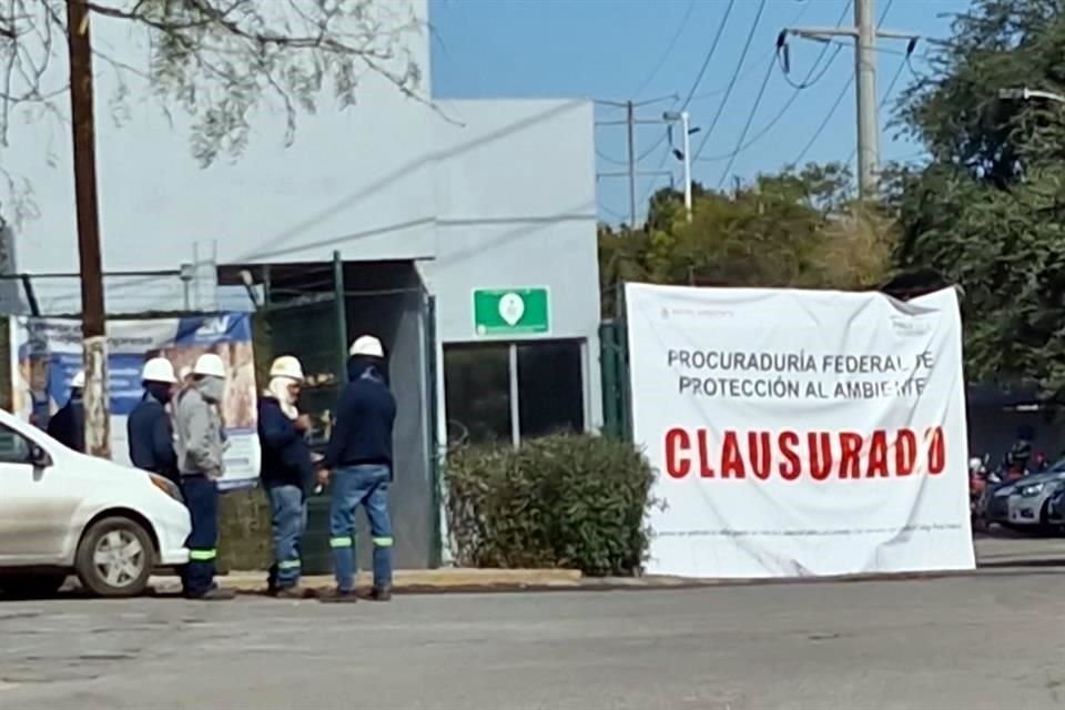 La manta que indica la clausura de Profepa se mantiene en el portón principal de la planta, que mantiene activas algunas chimeneas y tiene entrada y salida de trabajadores.