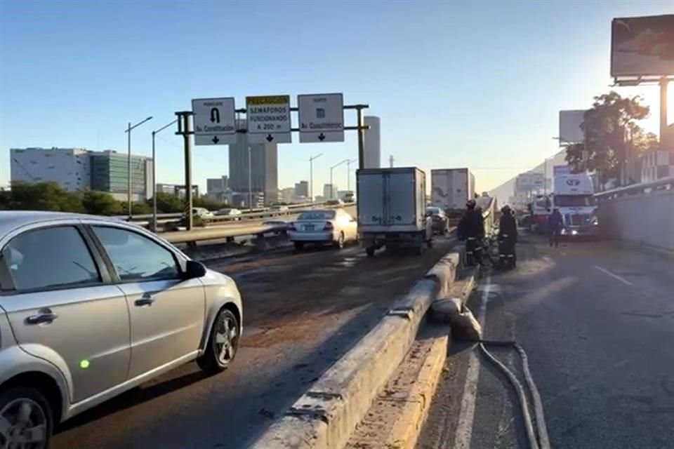 Dos carriles ordinarios fueron abiertos a la circulación después de las 8:00 horas.