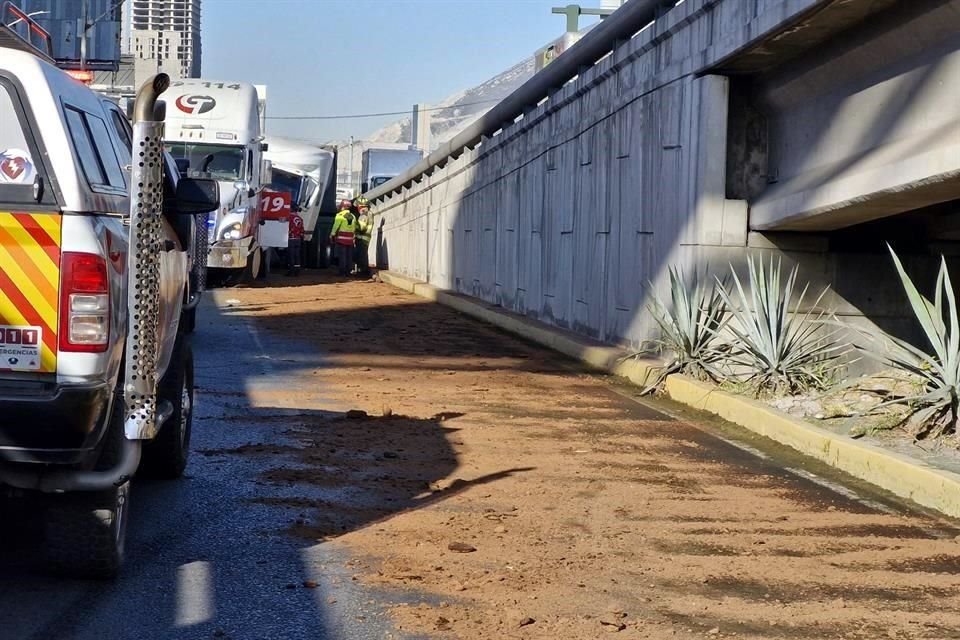 Protección Civil de Monterrey y del Estado, así como Bomberos, colocaron polvo absorbente en la carpeta asfáltica.