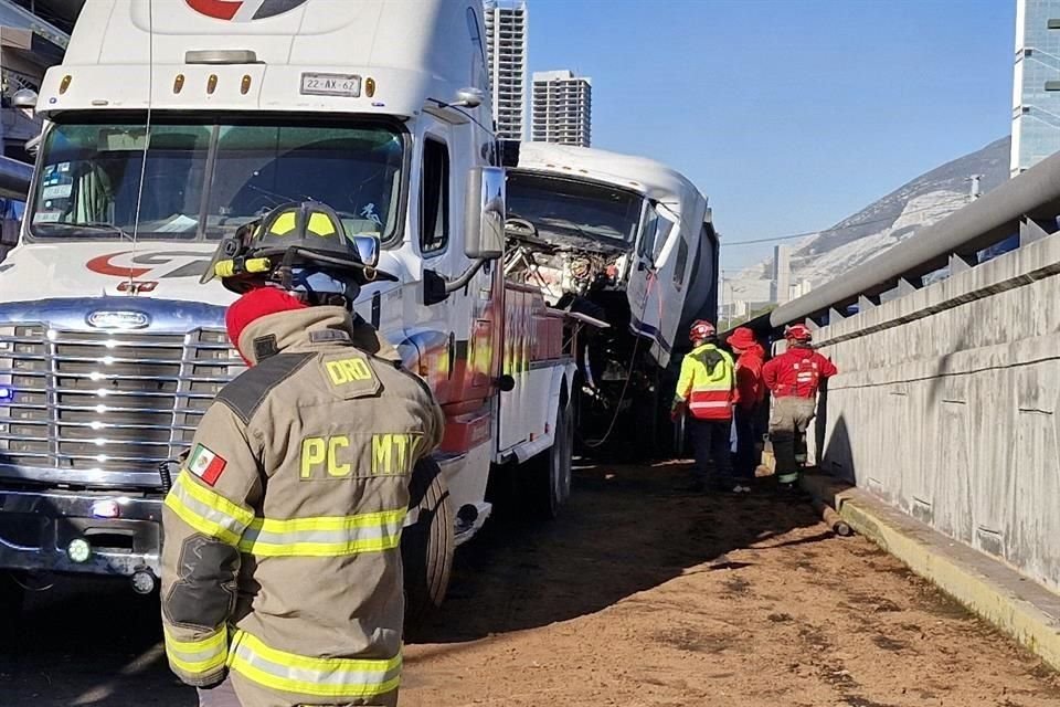 El tráiler fue retirado en una grúa.