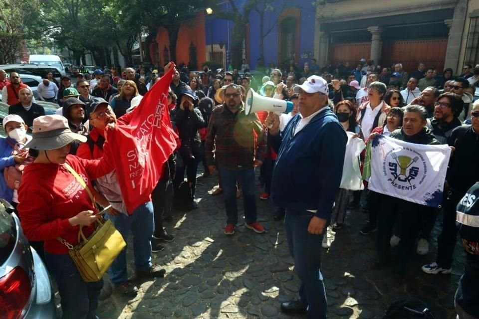 Los trabajadores mantienen el mitin sobre la calle de Arenal, en Chimalistac, que se encuentra cerrada a la circulación.