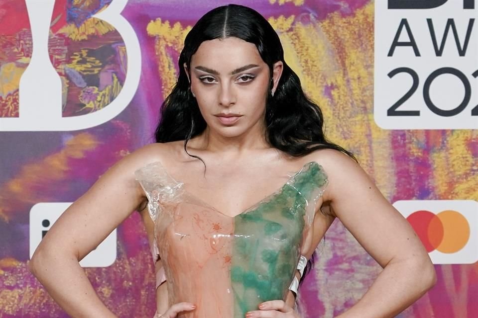 Con su álbum Brat, Charli xcx compite por ocho premios en los Grammy de este año , incluidos álbum del año, grabación del año y mejor interpretación pop de dúo o grupo por 'Guess' con Eilish.