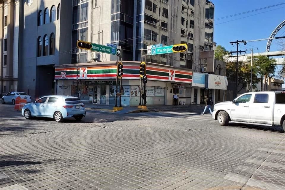 Este viernes los dos semáforos se quedaron con la luz roja intermitente.