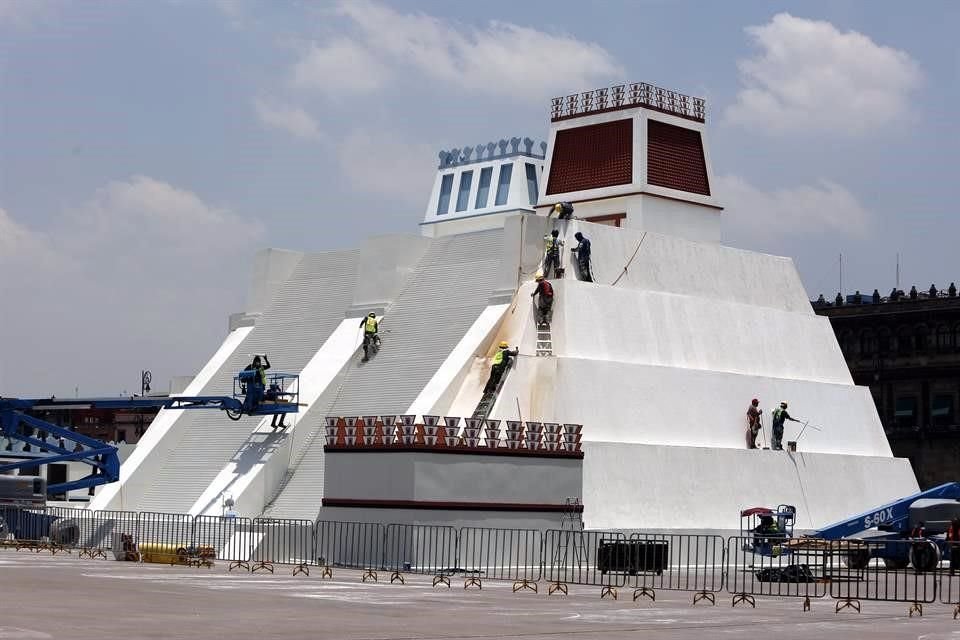 Aspecto de la construcción de la maqueta monumental del Templo Mayor de la Gran Tenochtitlan en el Zócalo.