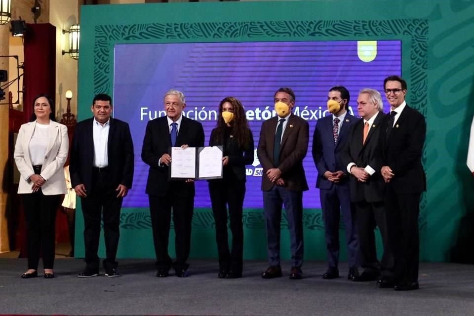 Andrés Manuel López Obrador firma convenio con el Teletón para brindar terapias a niños.