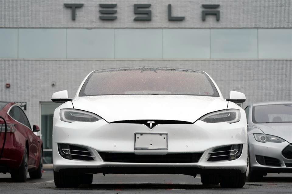 Tesla entregó 201 mil 250 vehículos en el segundo trimestre, una mejora con respecto a las cifras del primer trimestre, pero por debajo de las expectativas de los analistas de Wall Street.