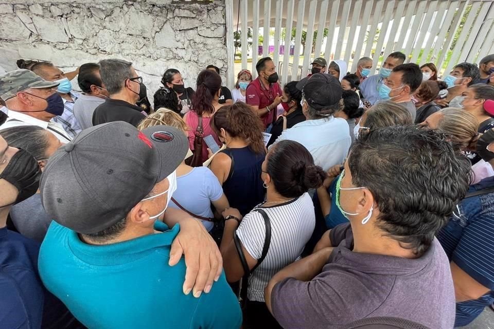 Por supuestos problemas de logística, miles de personas aguardaron por la segunda dosis de Pfizer, con la promesa de que llegará en la tarde.