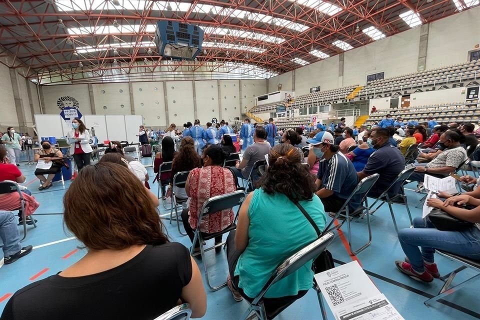 La vacunación arrancó a las 14:10 horas, cuando debió iniciar a las 7:30 horas.
