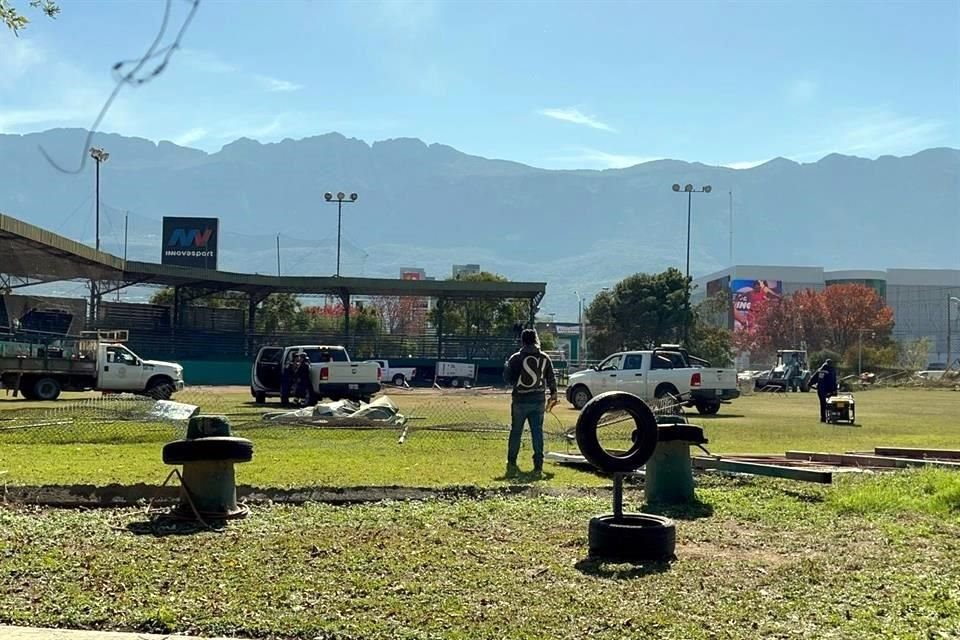 Trabajadores y maquinaria municipal retiraban las tarimas y otras estructuras del terreno ubicado frente al Auditorio San Pedro, en la Colonia del Valle.