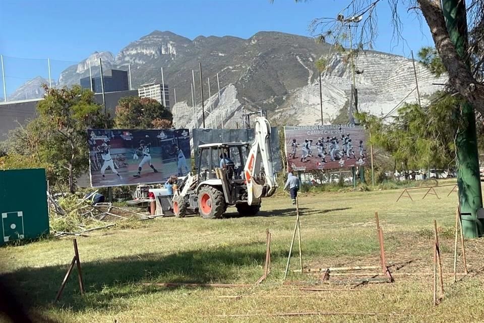 Trabajadores y maquinaria municipal retiraban las tarimas y otras estructuras del terreno ubicado frente al Auditorio San Pedro, en la Colonia del Valle.